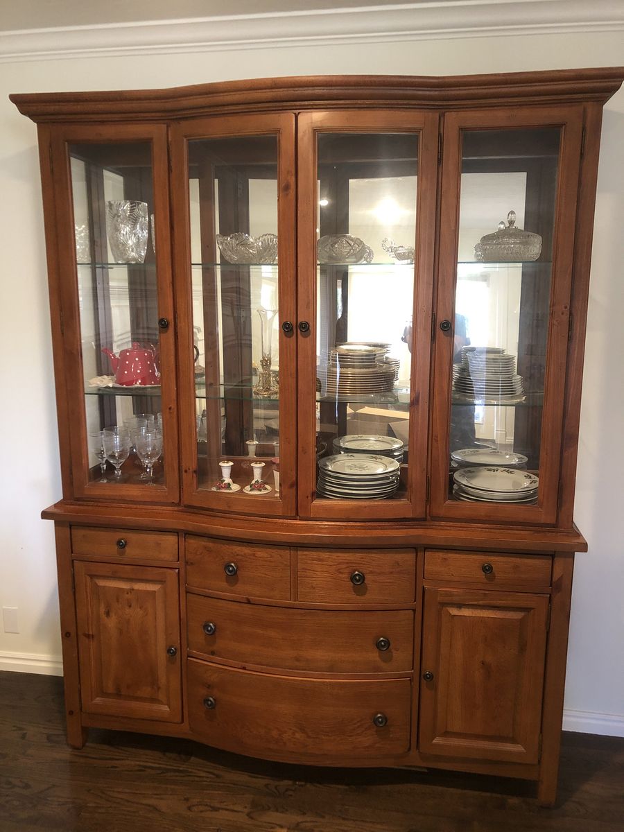 BROYHILL DISH HUTCH/CURIO CABINET