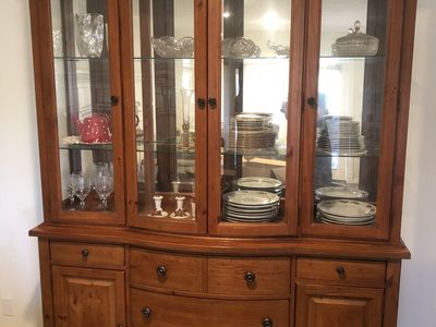 BROYHILL DISH HUTCH/CURIO CABINET