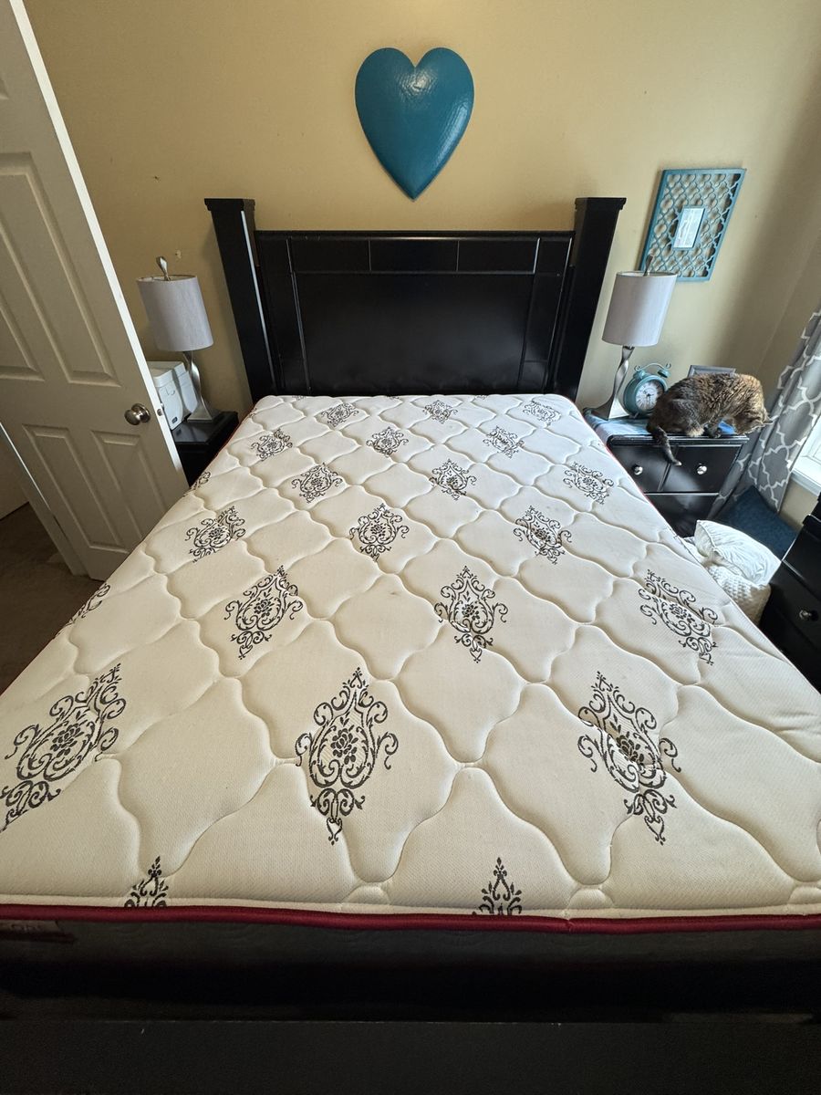 Black Bedroom Set: Queen bed, full dresser with mirror, two nightstands
