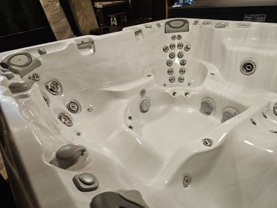 Sundance hot tub $3250