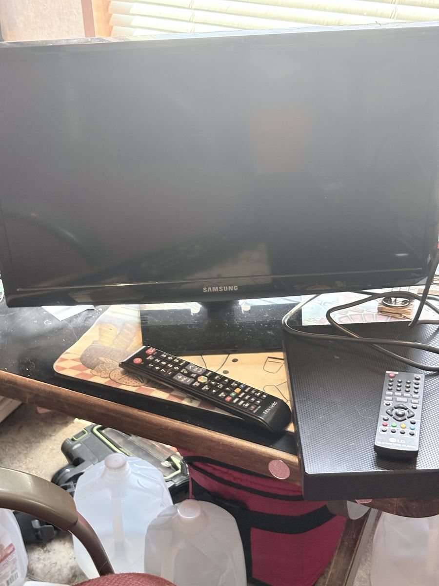 Samsung Flat Screen TV  20 inch with LG  dvd player w Remote - Used, Good Condition