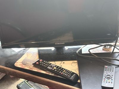 Samsung Flat Screen TV 20 inch with LG dvd player w Remote - Used, Good Condition