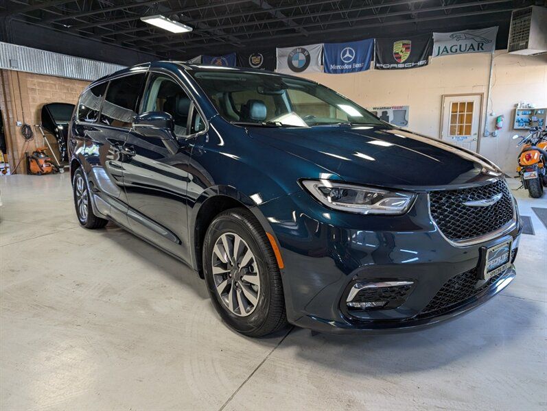 2022 Chrysler Pacifica Hybrid Touring L
