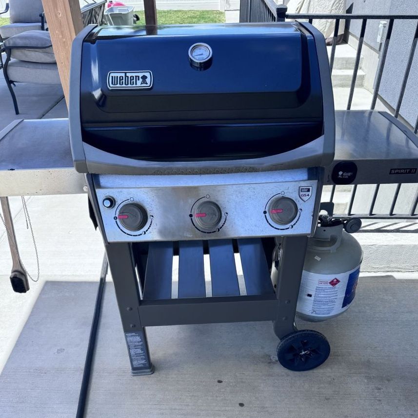 Weber Spirt 2 propane grill w cover.