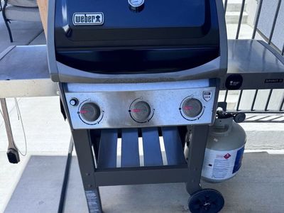 Weber Spirt 2 propane grill w cover.