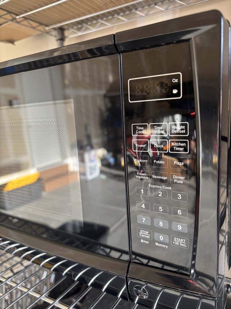 Insignia NB-MW07BK0 0.7 cu. ft. 700W Countertop Microwave - Black, January 2023 Mfg.