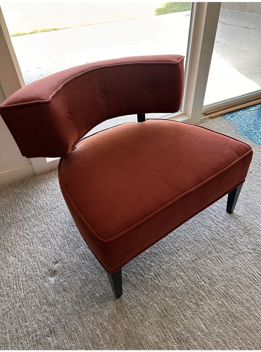 Stylish Terracotta Accent Chair with Curved Back and Wood Legs - Modern Design