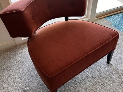 Stylish Terracotta Accent Chair with Curved Back and Wood Legs - Modern Design
