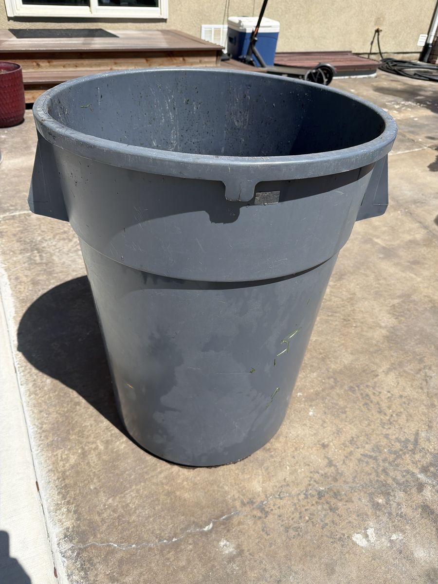 Brute trash can 44 gallon