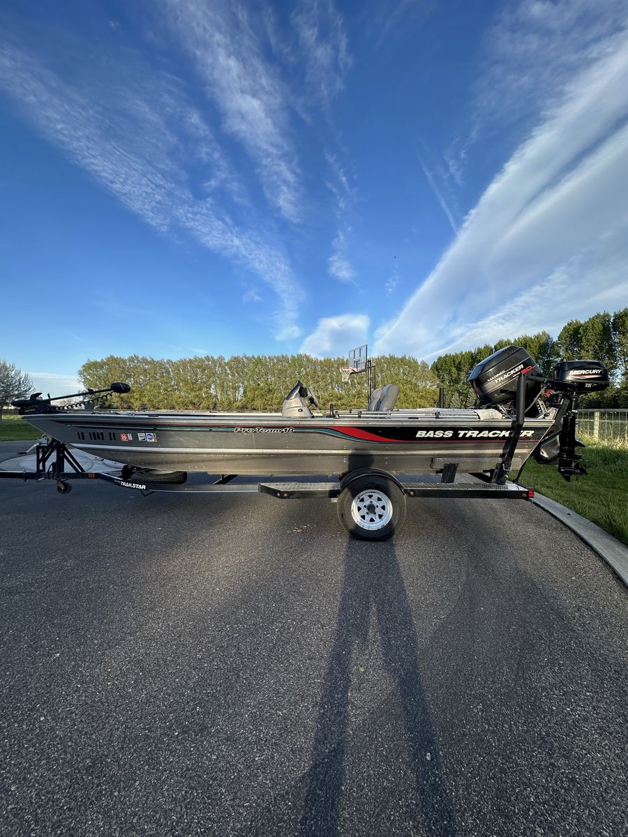 Bass Tracker Pro Team 18 Aluminum Fishing Boat with Outboard Motors & TrailStar Trailer