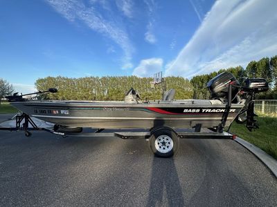 Bass Tracker Pro Team 18 Aluminum Fishing Boat with Outboard Motors & TrailStar Trailer