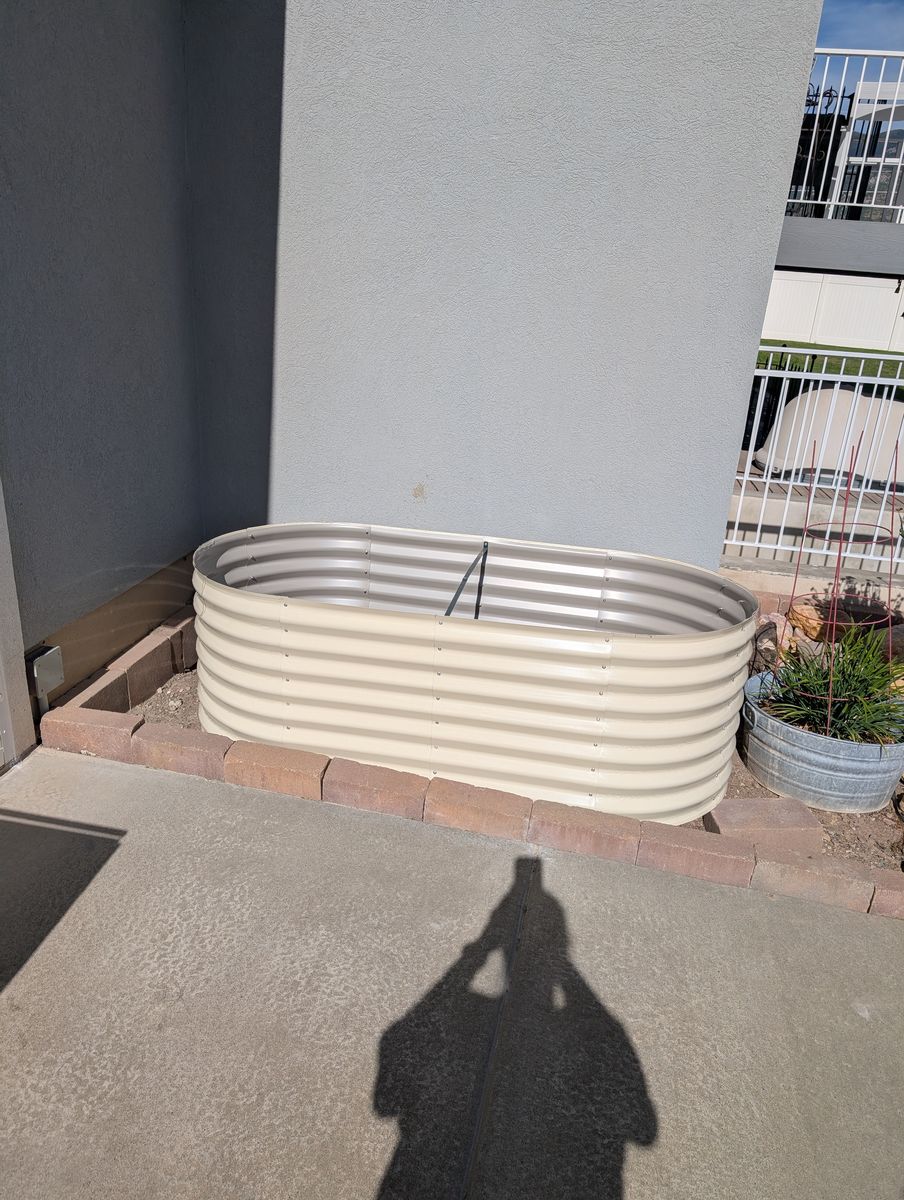 Raised garden bed