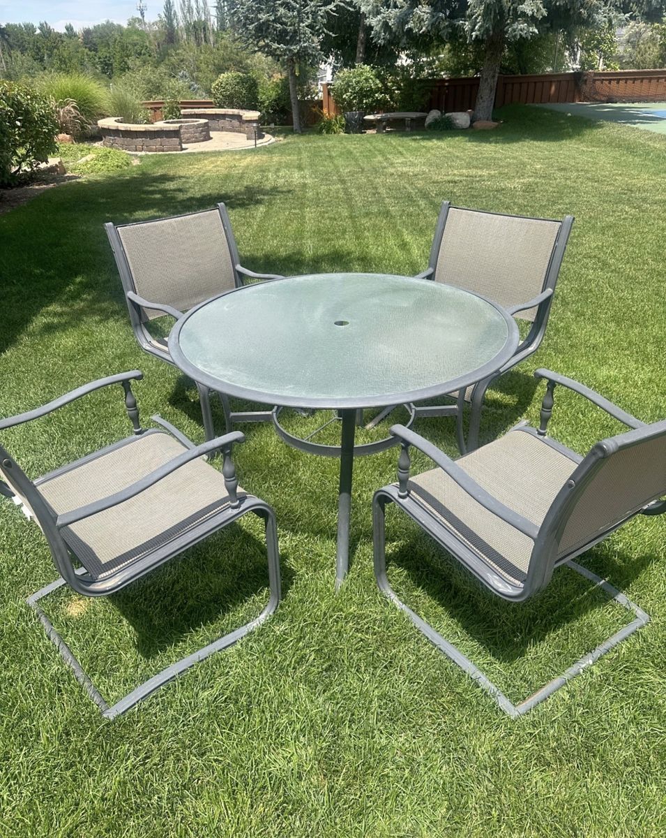 Great Patio Set! Round table and 4 rocker chairs