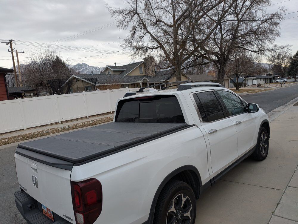 Tonneau tri-fold hard shell cover for Ridgeline