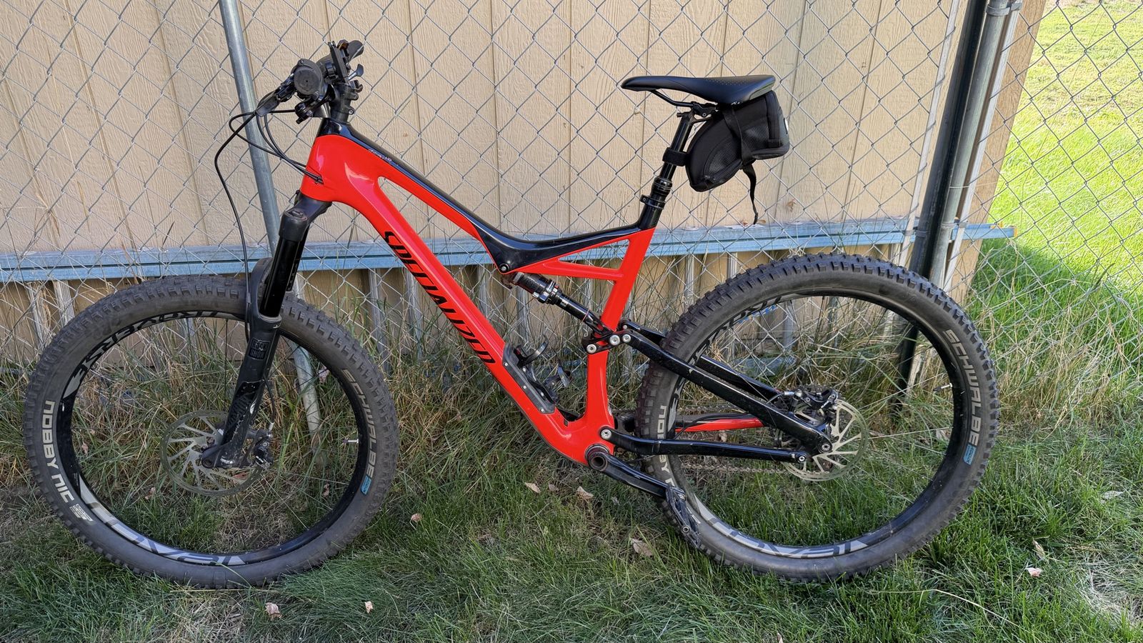 Specialized Stumpjumper Full Suspension Mountain Bike Red/Black 2016 XL Carbon frame.