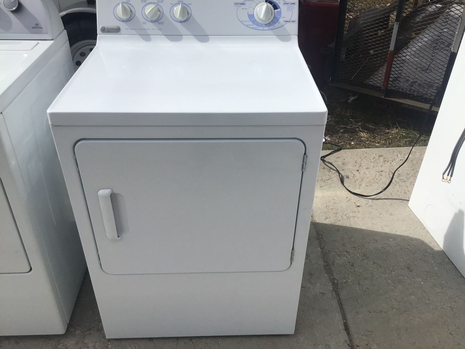 GE Select White Electric Super Capacity Dryer with Multiple Fabric Care Cycles Includes free delivery