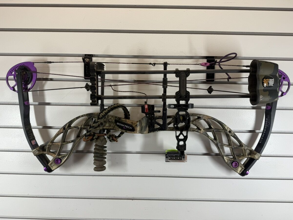 BOWTECH CARBON ROSE COMPOUND BOW RIGHT HAND 70# WEIGHT 29" DRAW #WCP034853