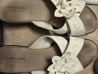 Comfort Plus by Predictions Women's White Floral Slip-On Sandals Size 9