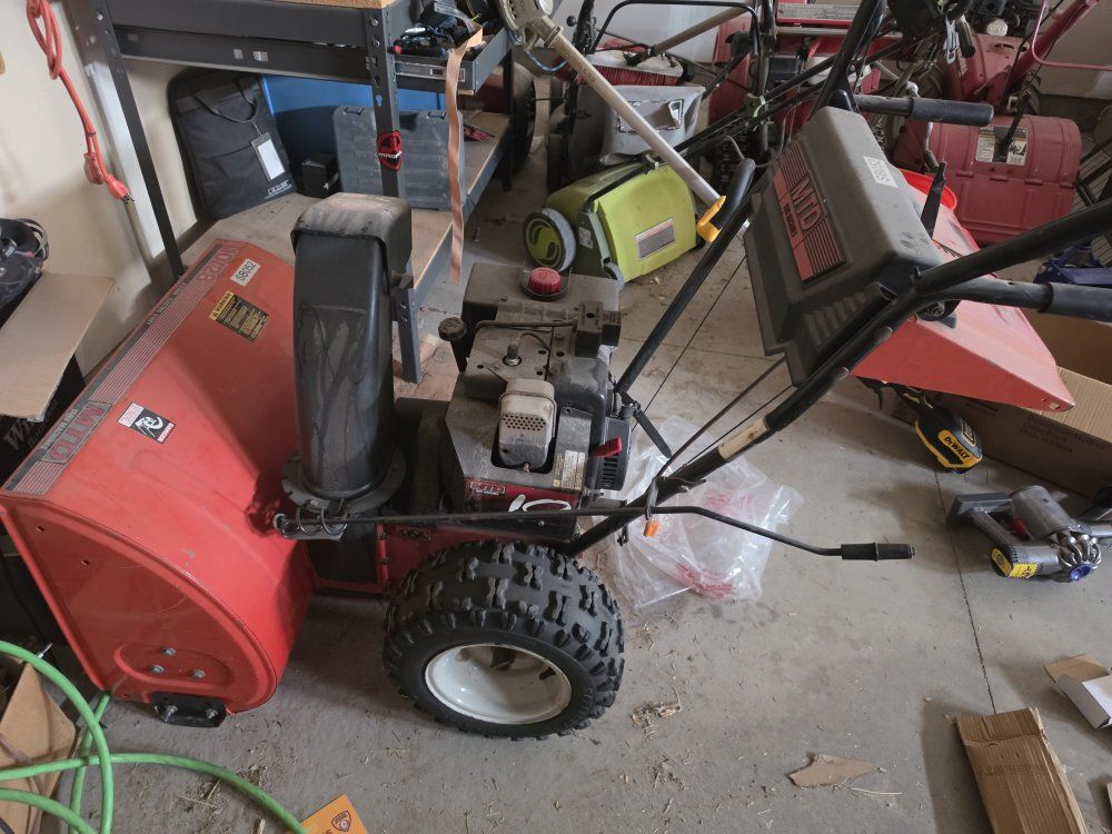MTD Yard Machines 10/28 2-Stage Electric Start Snow Blower SB052