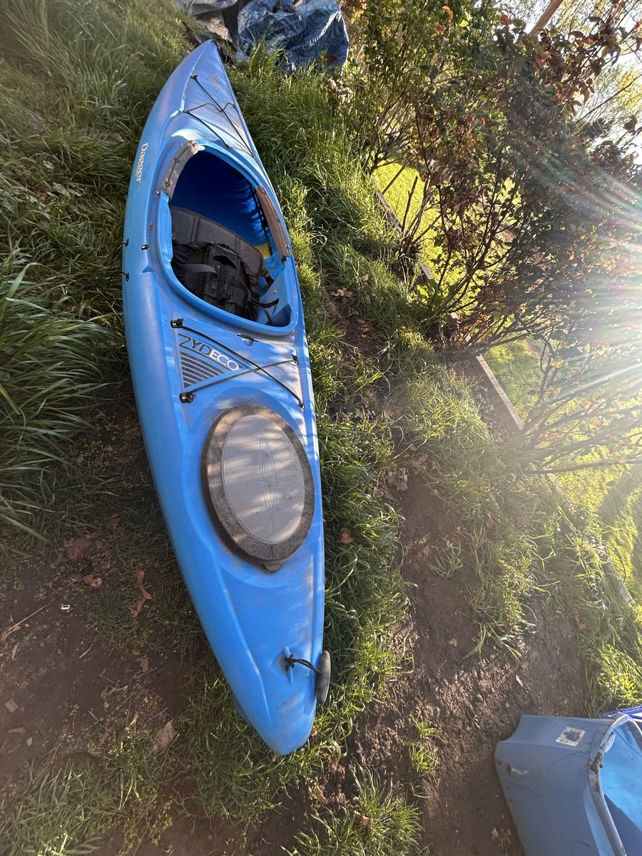 Dagger kayak: Zydeco 11’ Kayak with paddles