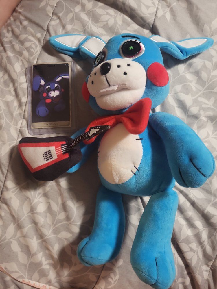 Five Nights at Freddy's Toy Bonnie Plush with Character Card magnetic.to i terchange the limbs and head