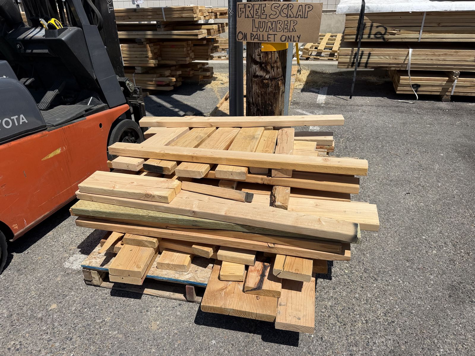 Free Scrap Lumber - ON PALLET ONLY - TAKE NOTHING ELSE - READ AD COMPLETELY - DO NOT CONTACT - Curbside Pickup