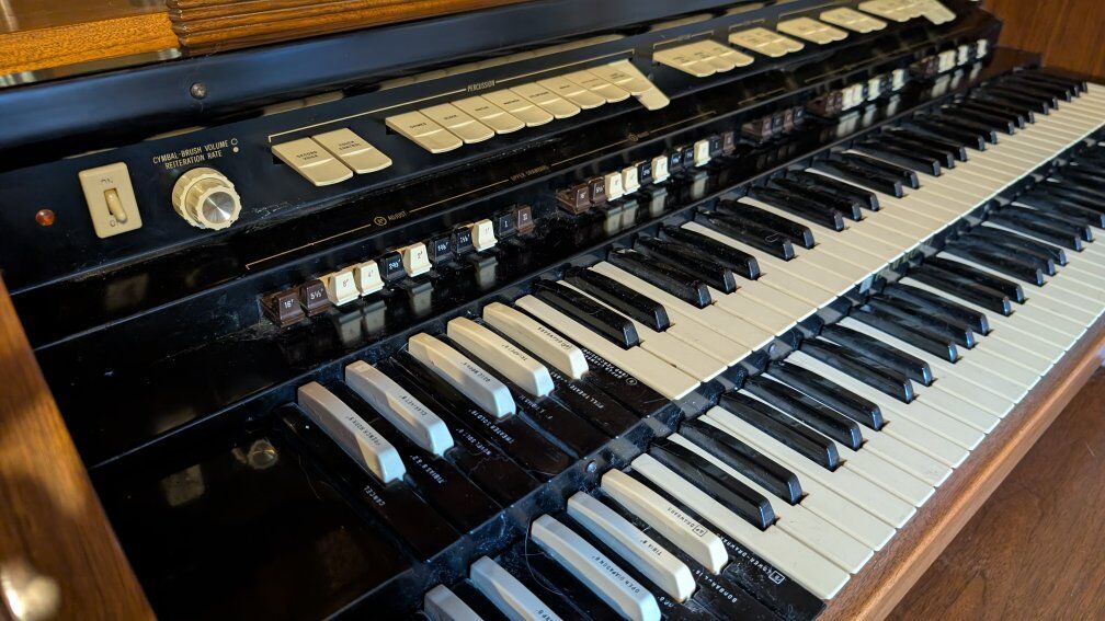 Hammond H-112 Walnut Organ