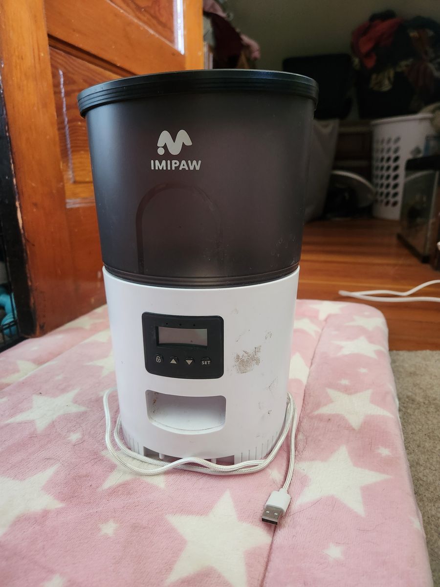 Automatic pet feeder