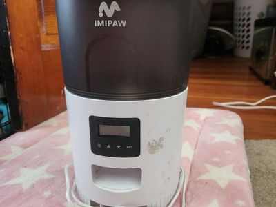 Automatic pet feeder