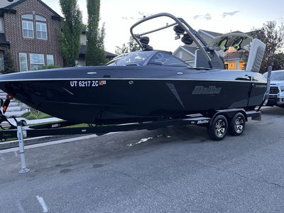 2017 Malibu 25LSV LOW HOURS