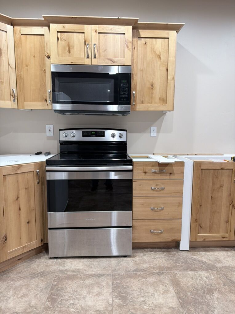 Amana electric Stove And Matching Microwave