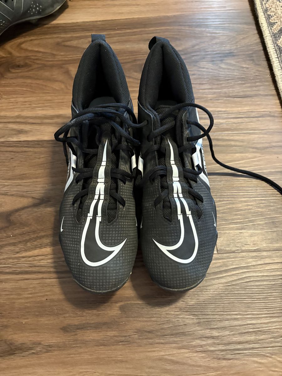 football shoes size 7.5 mens