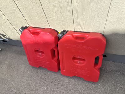Rotopax 2 Gallon Gas Cans W/ Two Locking Mounts