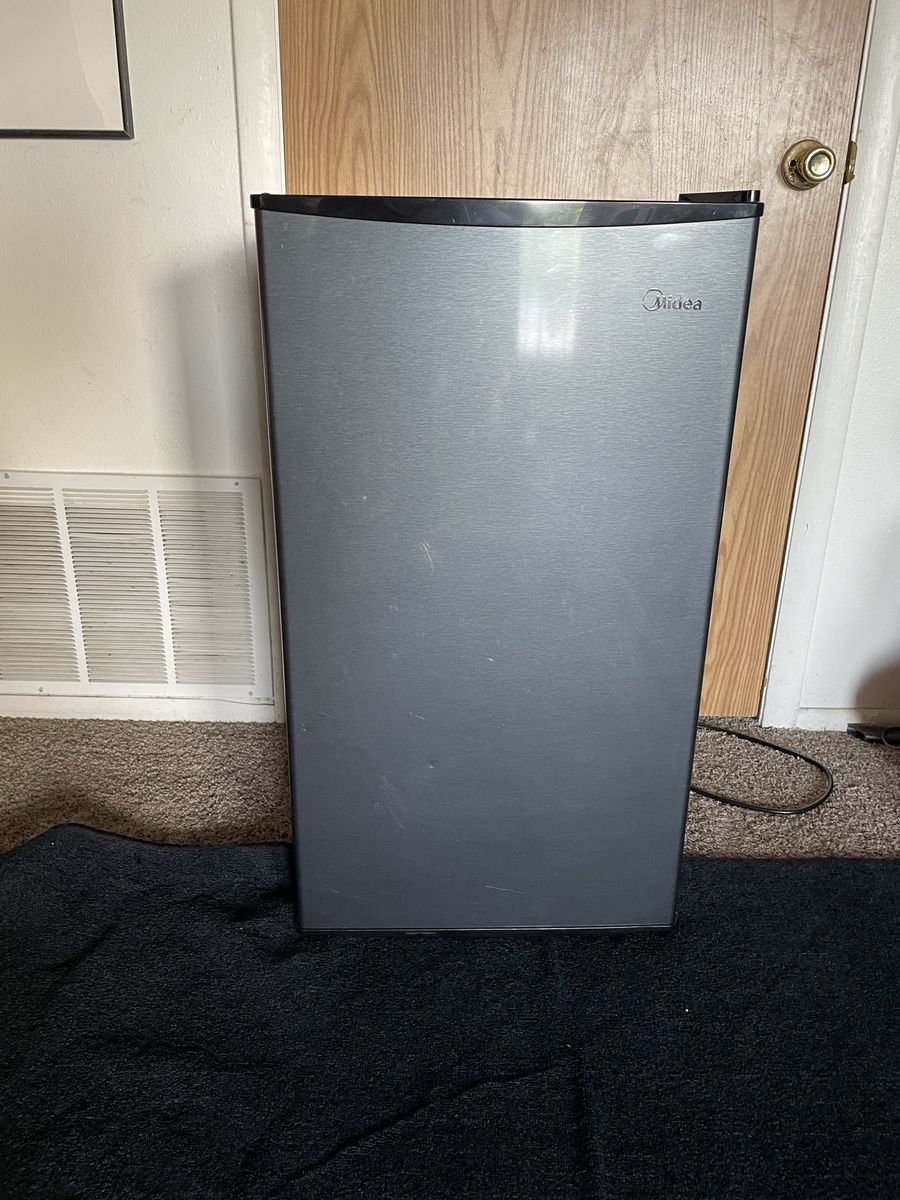 Midea Compact Refrigerator, Gray - Fridge with Freezer Compartment
