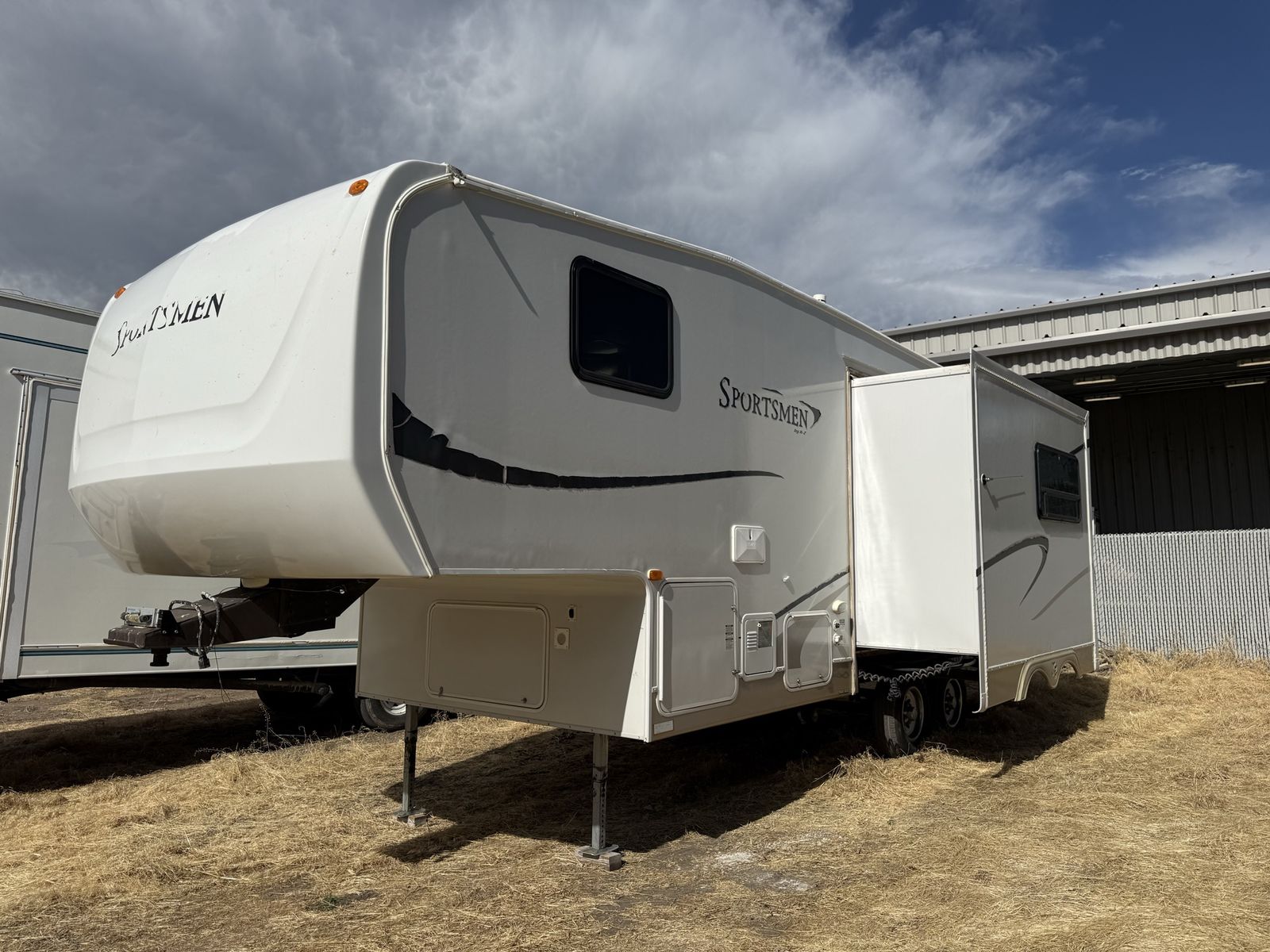 2008 Sportsmen by KZ 5th Wheel RV - Travel Trailer with 2 Slide-Outs.