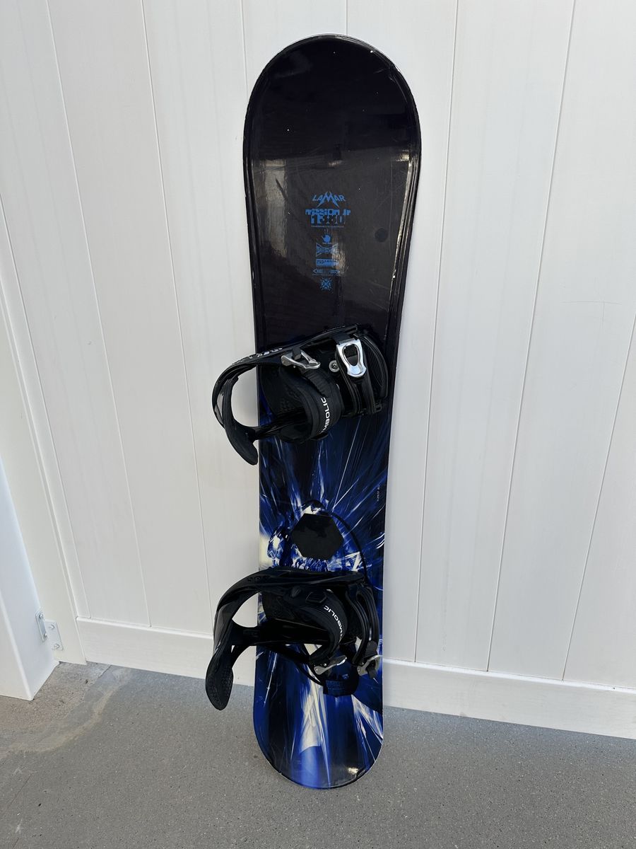 Lamar Mission Jr 1380  Youth Snowboard with Bindings