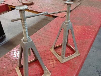 Trailer jack stands- leveling stands
