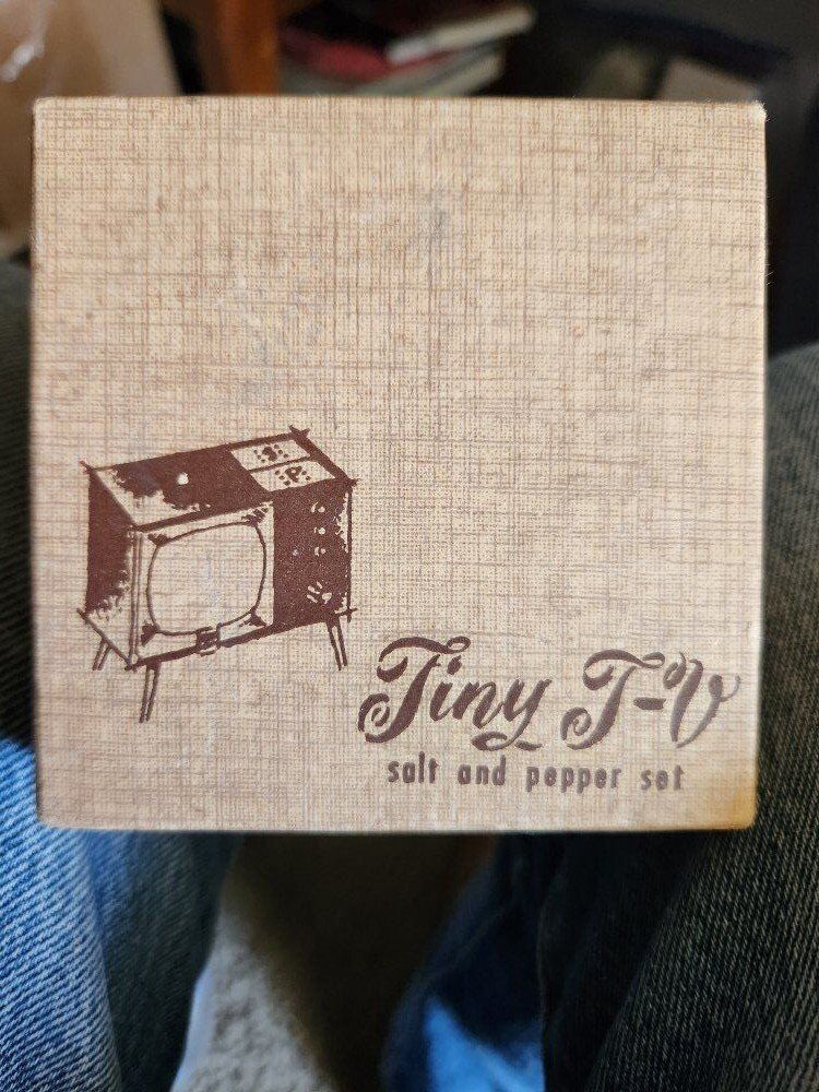 vintage tiny tv salt and pepper set--vintage