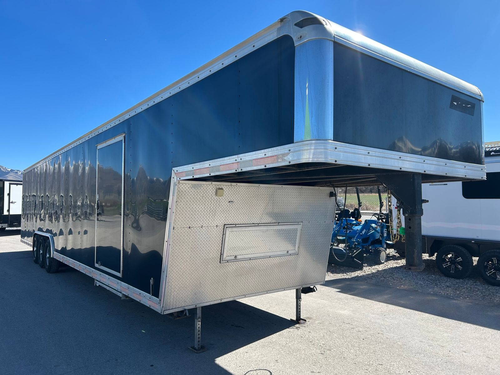 2018 Pace Shadow 44' GN Race Trailer