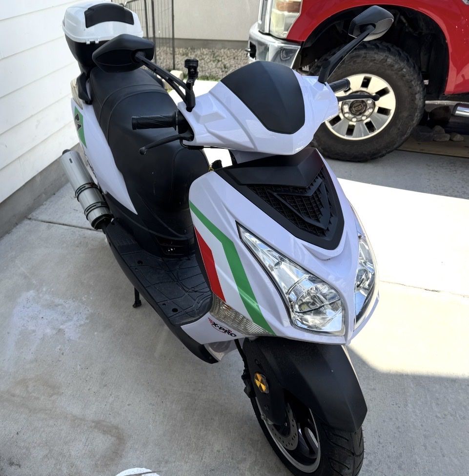 X-Pro X20 150cc Moped Scooter - White with 13" Aluminum Wheels, 28 Miles