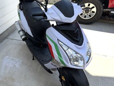 X-Pro X20 150cc Moped Scooter - White with 13" Aluminum Wheels, 28 Miles