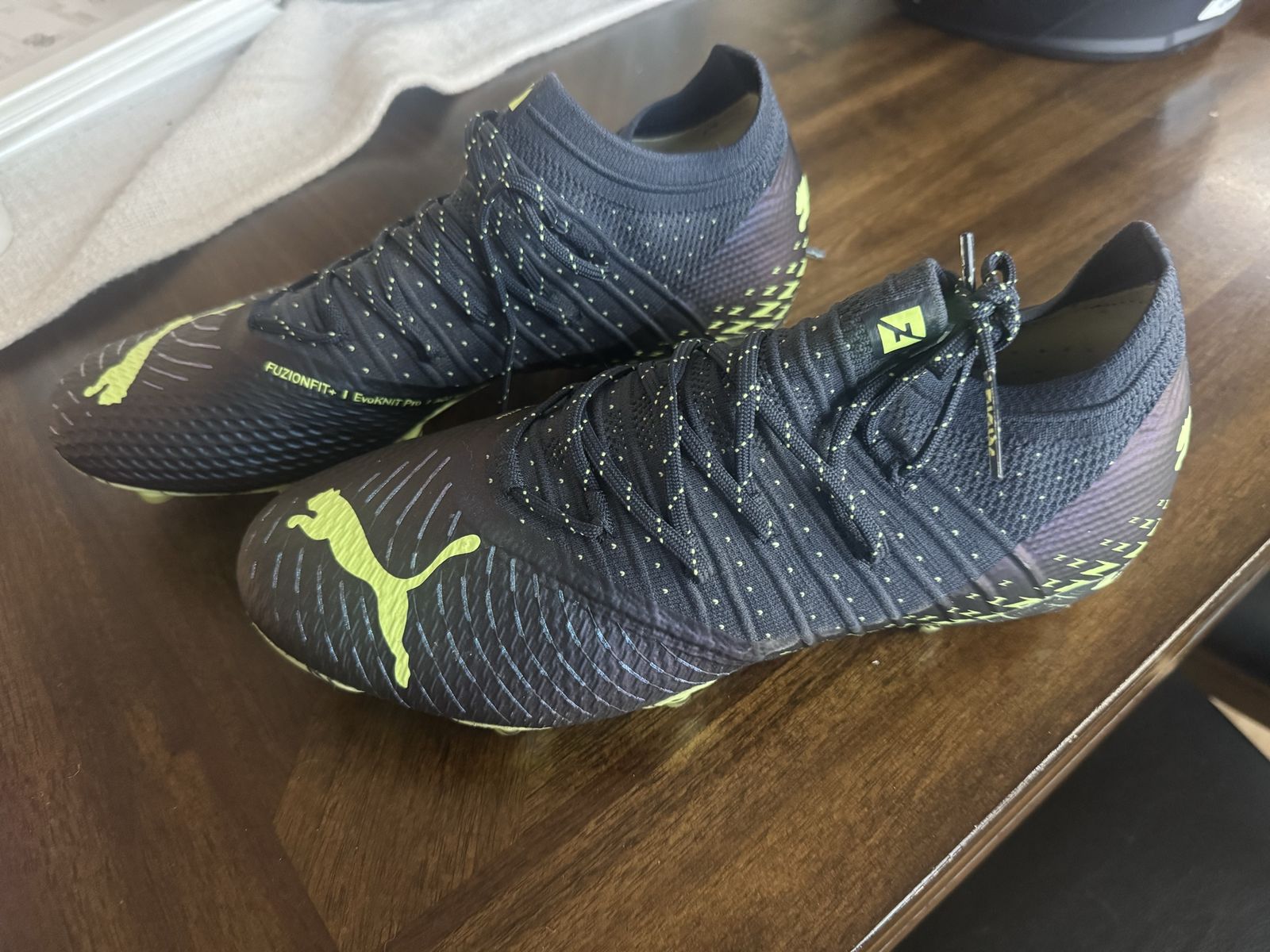 Puma Future Z Soccer women’s Cleats Black Yellow Size 9.5