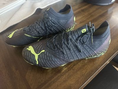 Puma Future Z Soccer women’s Cleats Black Yellow Size 9.5