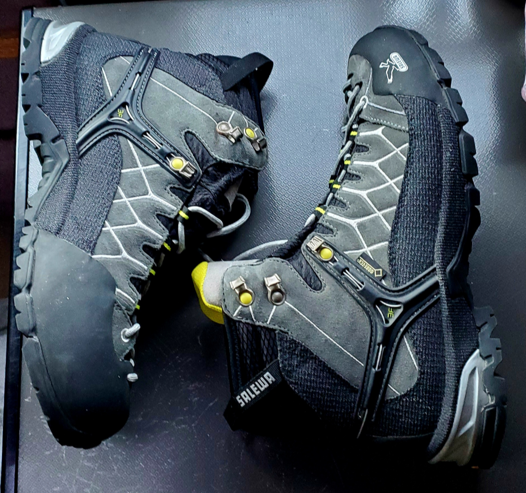 SALEWA Men's hiking boots size 9 like new