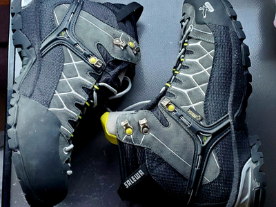 SALEWA Men's hiking boots size 9 like new