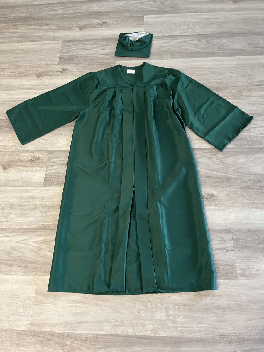 Cap and Gown - the color is Hunter Green - fits 6'.0 to 6'.3