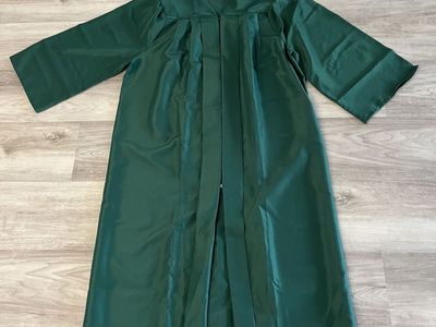 Cap and Gown - the color is Hunter Green - fits 6'.0 to 6'.3