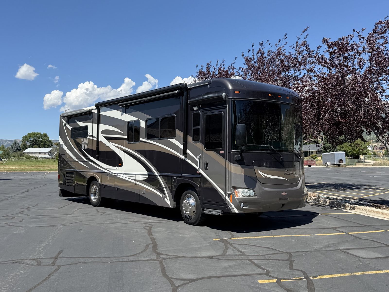 2010 Pre-DEF Cummins pusher under 35’, King Bed, 800W Solar, Starlink, Lithium Battery 