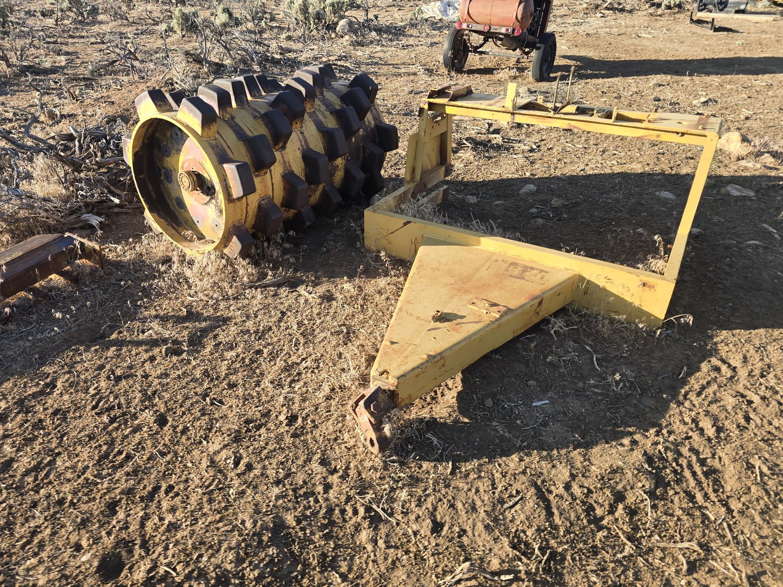 Pull behind sheeps foot compactor