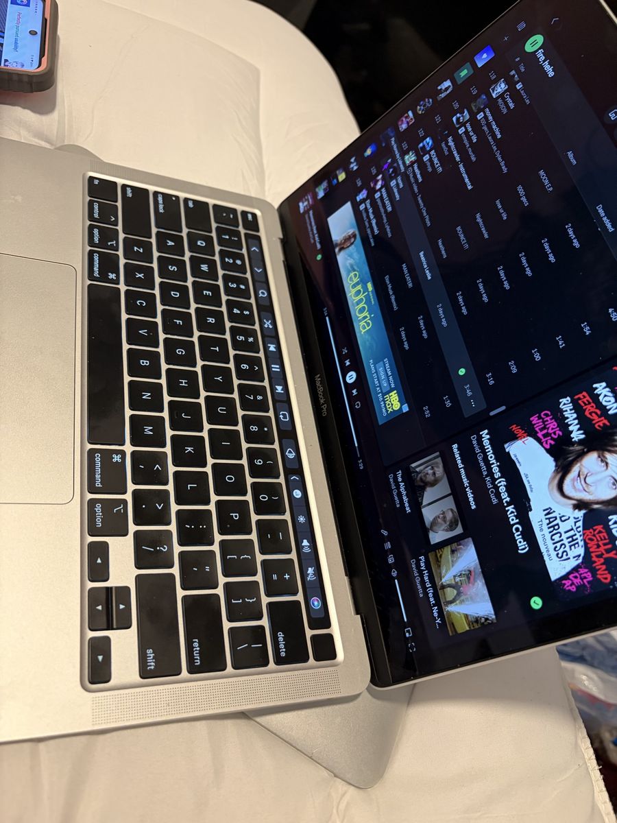 MacBook Pro 2020 512 gig & sleeve